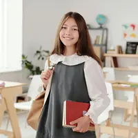 Ilustrasi anak perempuan yang rajin datang ke sekolah (pexels.com).