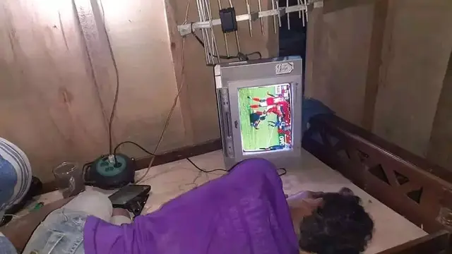 6 Potret Nyeleneh Orang Nonton Bola Ini Bikin Geleng Kepala