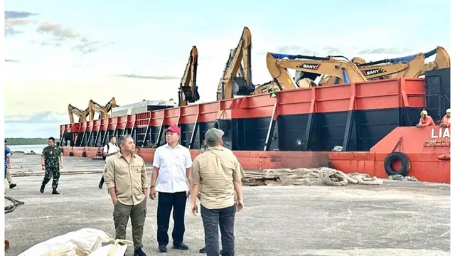 Secara bertahap, ribuan pesanan excavator Andi Syamsudin Arsyad alias Haji Isam dari China, tiba di Distrik Ilwayab Wanam, Kabupaten Merauke, Provinsi Papua Selatan, Senin 29 Juli 2024.