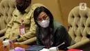 Menteri Keuangan Sri Mulyani saat rapat kerja dengan Komisi II di Kompleks Parlemen MPR/DPR-DPD, Senayan, Jakarta, Selasa (28/6/2022). Komisi II DPR dan pemerintah menyepakati penentuan ibu kota untuk tiga daerah otonomi baru (DOB) Papua yang diatur dalam tiga rancangan undang-undang. (Liputan6.com/Angga Yuniar)