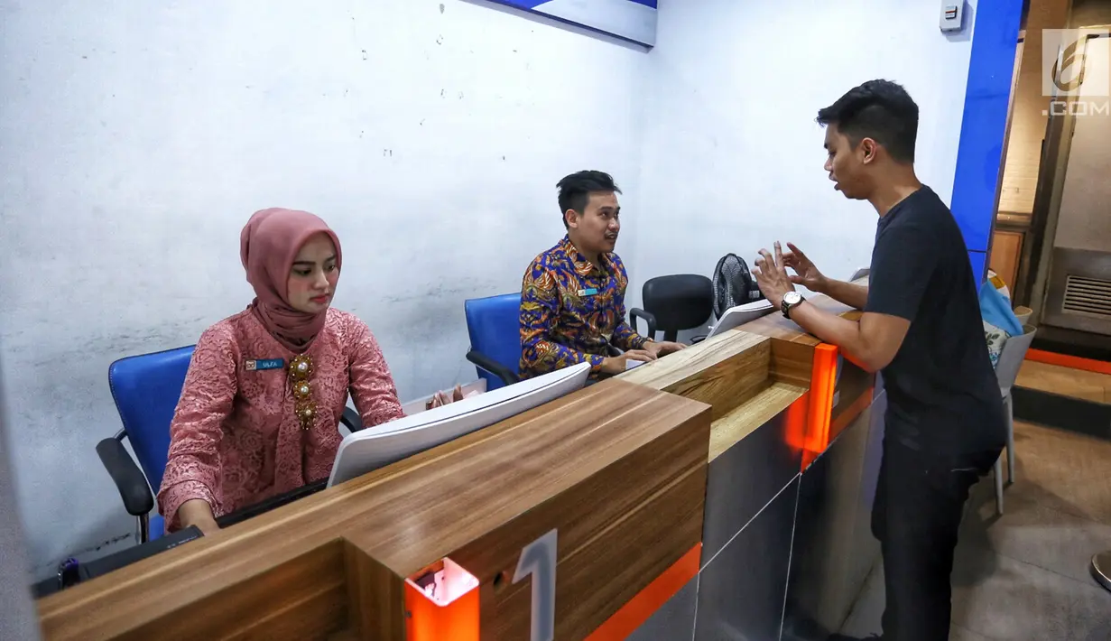 Petugas frontliner berpakaian tradisional memberi informasi kepada calon penumpang di Stasiun Gambir, Jakarta, Minggu (21/4). PT KAI Daop 1 Jakarta mewajibkan petugas frontliner wanita dan pria mengenakan kebaya dan batik untuk menyambut Hari Kartini. (Liputan6.com/Johan Tallo)