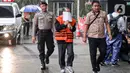 Mengenakan rompi tahanan KPK dan tangan terborgol, Heryanto Tanaka menutupi wajahnya dengan menggunakan kertas yang dia bawa. (Liputan6.com/Faizal Fanani)