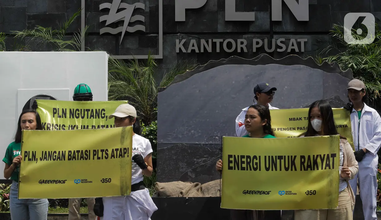 Dalam aksi tersebut, Koalisi membawa beberapa spanduk yang bertuliskan “PLN jangan batasi PLTS atap”, hingga “Energi untuk Rakyat”. (Liputan6.com/Herman Zakharia)
