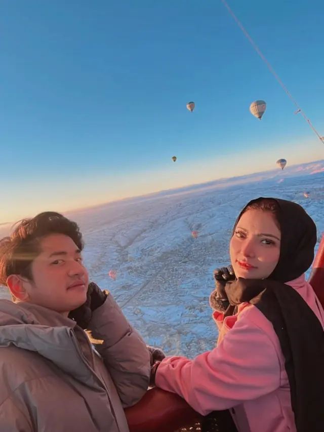 6 Potret Liburan Ayu Aulia di Cappadocia Bareng Zikri Daulay, Tampil Berhijab