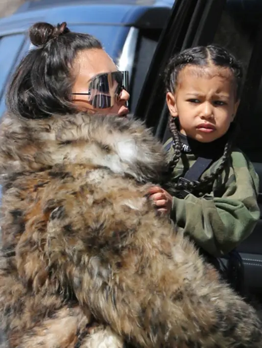 Putri sulung pasangan Kanye West dan Kim Kardashian yakni North West. Pesona North membuat para publik terkagum, meski diusia balita North sudah tampil modis dan mengoleksi sederet pakaian sosialita. (viainstagram@kimkardashian/Bintang.com)