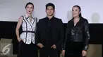 Ki-ka: Julie Estelle, Iko Uwais dan Chelsea Islan saat menghadiri acara press screening dan jumpa press film Headshot di kawasan Senayan, Jakarta, Kamis (1/12). Film Headshot akan ditayangkan serentak pada 8 Des 2016. (Liputan6.com/Herman Zakharia)