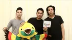 Personel band Armada berpose usai peluncuran album Asian Games 2018 di Stadion Akuatik, Jakarta, Jumat (13/7). Armada mengaku senang bisa menjadi salah satu pengisi lagu album Asian Games 2018. (Liputan6.com/Herman Zakharia)