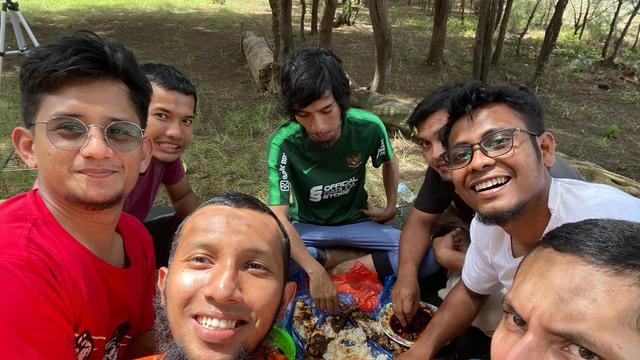 Zulfiandi bersama teman-teman masa kecilnya di Bireun