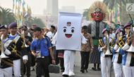 Badut berbentuk kotak suara Komisi Pemilihan Umum (KPU), ondel-ondel, dan marching band ikut meramaikan pawai Deklarasi Kampanye Damai di Monas, Minggu (23/9). (Merdeka.com/Iqbal Nugroho)