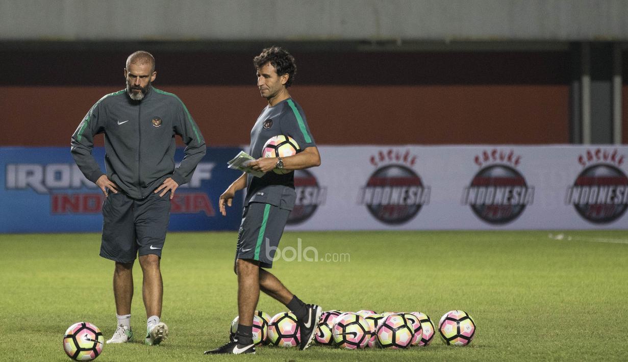 Pelatih Timnas Indonesia, Luis Milla, memimpin latihan di Stadion Maguwoharjo, Sleman, Senin (12/6/2017). Latihan ini persiapan terakhir jelang menghadapi Puerto Rico. (Bola.com/Vitalis Yogi Trisna)