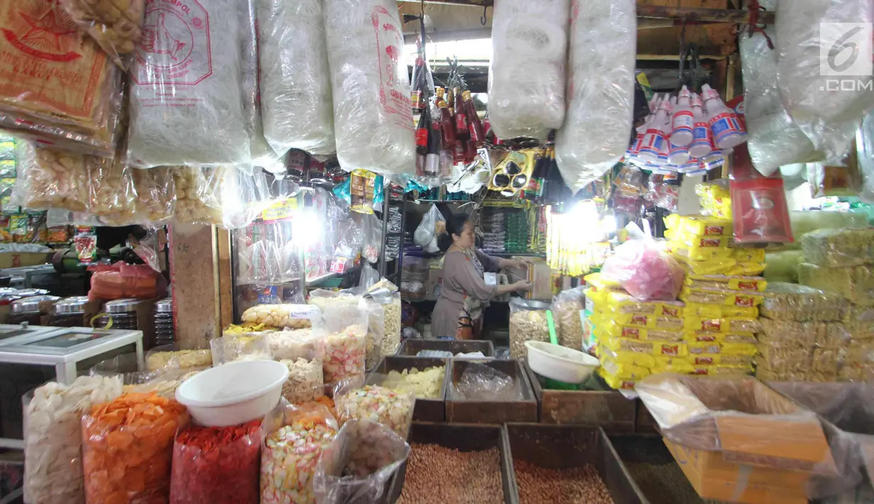 Pedagang merapihkan dagangannya di Pasar Kebayoran Lama, Jakarta, Selasa (3/4).Badan Pusat Statistik mencatat inflasi Bulan Maret 2018 sebesar 0,20 persen sehingga inflasi tahun kalender mencapai 0,99 persen (year to date). (Liputan6.com/Angga Yuniar)