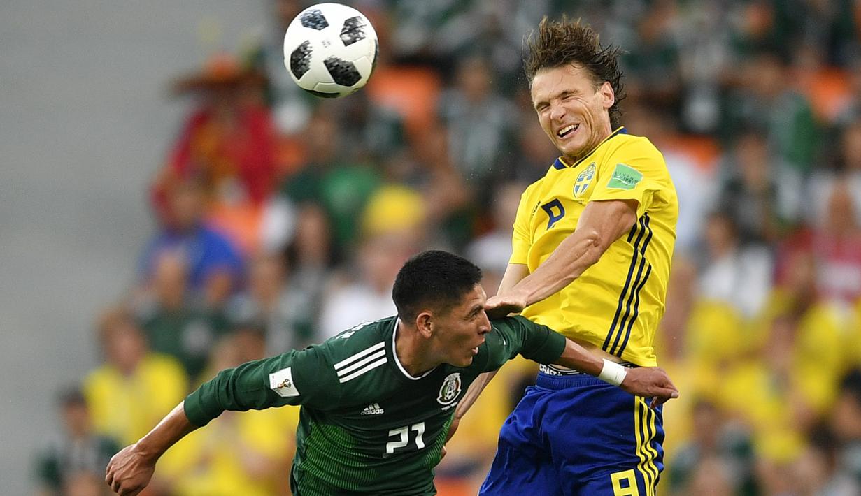 Duel pemain Meksiko, Edson Alvarez (kiri) dan pemain Swedia, Albin Ekdal pada laga grup F Piala Dunia 2018 di Yekaterinburg Arena, Yekaterinburg, Rusia, (27/6/2018).  Swedia menang telak 3-0 atas Meksiko. (AP/Martin Meissner)