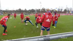 Xabi Alonso kehilangan keseimbangan saat mengontrol bola dan kemudian terpeleset hingga jatuh