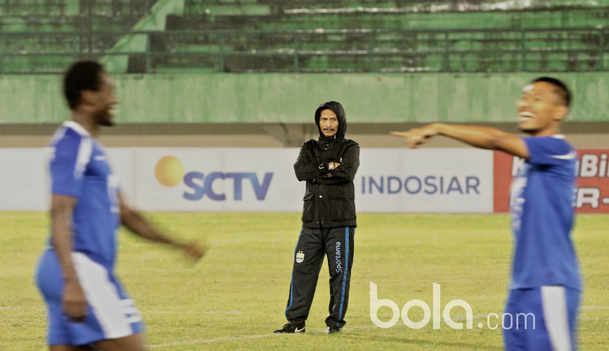Pelatih Persib Bandung, Djadjang Nurdjaman (tengah) memimpin sesi latihan timnya di Stadion Manahan, Solo, Jumat (24/2/2017). Persib akan bersua Mitra Kukar pada babak 8 besar Piala Presiden 2017. (Bola.com/Nicklas Hanoatubun)