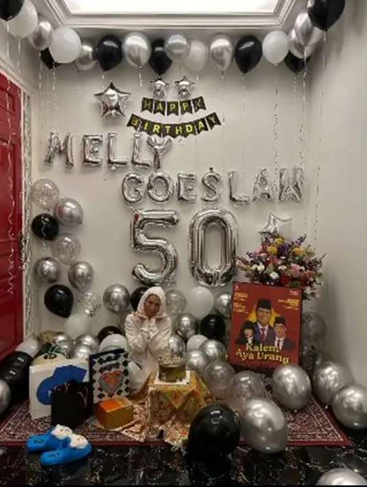 Melly Goeslaw tampak senang meski hanya kejutan dan perayaan sederhana di rumah. Ia pun berfoto dengan dekorasi yang sudah dipersiapkan oleh keluarga, beserta kue ulang tahun bertema kucing. Unggahannya juga dibanjiri komentar selamat dan doa dari rekan artis dan warganet. (Liputan6.com/IG/@melly_goeslaw)