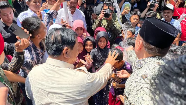 Menhan Prabowo Subianto meresmikan lima titik sumber air bersih yang tersebar di Kabupaten Kuningan, Jawa Barat pada Rabu (20/12/2023).
