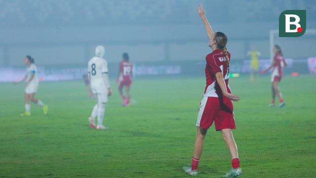 Foto: Isa Warps Tampil Spartan, Sang Pahlawan Kemenangan Timnas Indonesia Putri vs Kirgistan