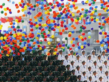 Sejumlah balon warni-warni dilepaskan ke udara saat parade militer untuk memperingati 70 tahun berakhirnya Perang Dunia II di Beijing, China, Kamis (3/9/2015). (REUTERS/Damir Sagolj)