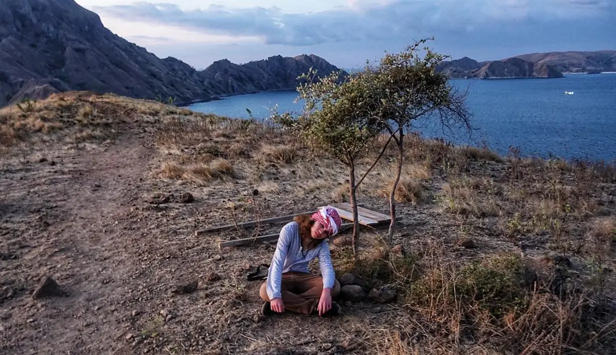 Dul Jaelani pun tampak santai saat berpose dengan duduk diatas tanah. Ia memilih menggunakan sorban pada kepalanya untuk berfoto dengan latar belakang pemandangan yang memesona. (Liputan6.com/IG/@duljaelani)