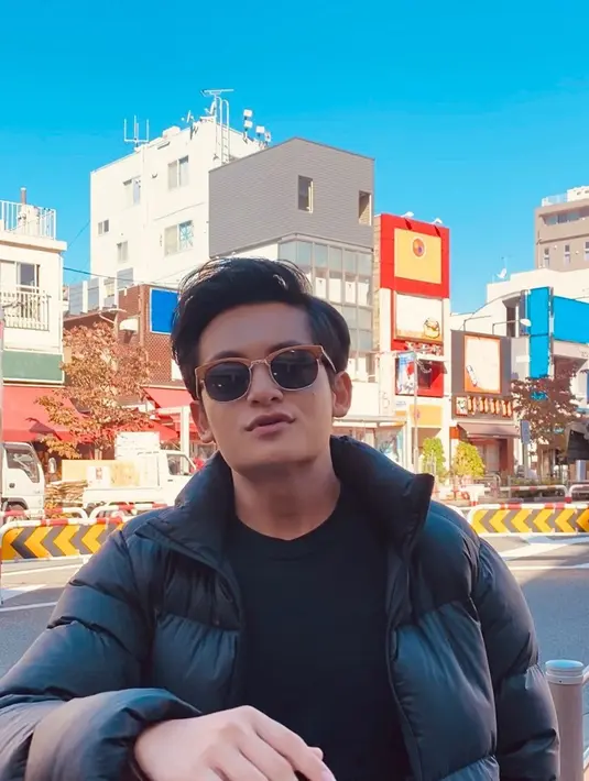 Di berbagai momen, putra dari pasangan asli Sumenep, Madura ini memang tampil trendi. Kali ini saat berlibur ke luar negeri, Randy Martin tampak keren dan ganteng mengenakan kacamata hitam.(Liputan6.com/IG/@randymartinnn)