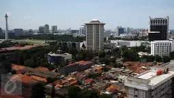 Suasana kota Jakarta dilihat dari lantai 15 Gedung Mina Bahari IV KPP, Rabu (26/10). Menurut catatan Council on Tall Building and Urban Habitat (CTBUH), populasi pencakar langit Jakarta setara dengan Kuala Lumpur. (Liputan6.com/Helmi Fithriansyah)