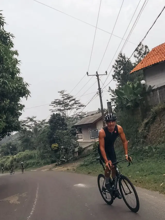 Punya Hobi Baru, Ini 7 Gaya Richard Kyle saat Asyik Bersepeda