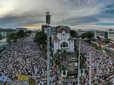Foto udara memperlihatkan saat umat Muslim Indonesia melaksanakan salat Idul Fitri 1446 Hijriah di kawasan Jatinegara, Jakarta pada 31 Maret 2025. (BAY ISMOYO/AFP)