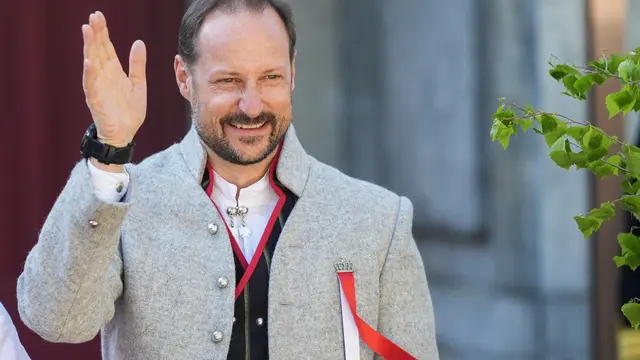 Putra Mahkota Haakon-Magnus dari Norwegia menyambut pawai anak-anak selama perayaan 17 Mei di kediaman Kerajaan, Skaugum, sebelah barat ibu kota Norwegia, Oslo, pada 17 Mei 2024. Norwegia merayakan penandatanganan konstitusi negara pada 17 Mei 1814 dengan