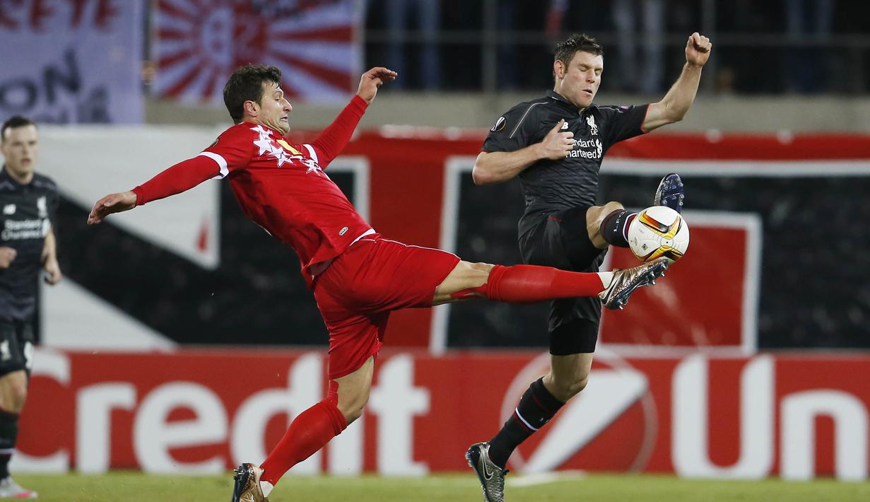 Pemain Liverpool, James Milner (kanan) dan Pemain FC Sion, Veroljub Salatic berebut bola  pada lanjutan UEFA Europa League grup B di Stadion  Tourbillon, Sion, Switzerland, Jumat (11/12/2015) dini hari WIB. (Reuters/Lee Smith)