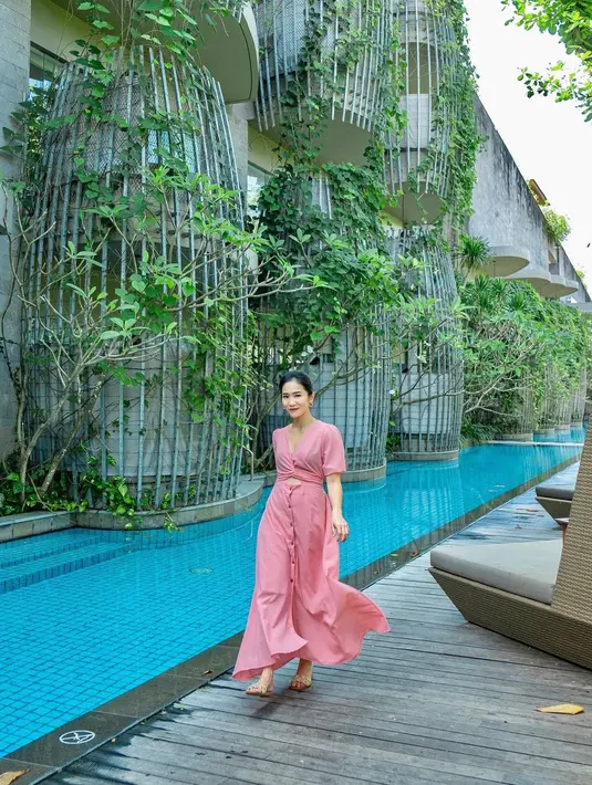 Masih dengan warna merah muda, kali ini Bunga Zainal memilih long dress polos tanpa motif dan bagian top dengan leher yang dalam. Mana tampilan bak princess dari Bunga Zainal yang jadi favoritmu, Sahabat FIMELA? Foto: Instagram.