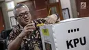 Ketua Komisi Pemilihan Umum (KPU) Arief Budiman menunjukkan kotak suara Pemilu 2019 di kantornya, Jakarta, Kamis (16/11). Arief mengatakan kotak berbahan karton kedap dengan satu sisi transparan ini juga kuat bila diberi beban (Liputan6.com/Faizal Fanani)