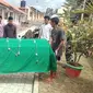 Para kerabat dan tetangga Ak, tersangka Video syur Vina Garut, tengah membawa jenasah untuk dishalatkan di mesjid Al-Kautsar kawasan tempat tinggal tersangka (Liputan6.com/Jayadi Supriadin)