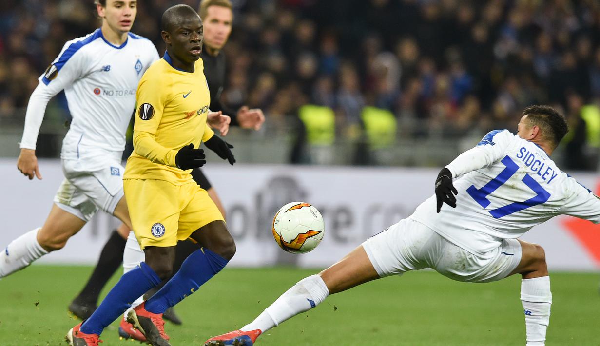 Aksi Ngolo Kante pada leg kedua, babak 16 besar Liga Europa yang berlangsung di Stadion Stamford Bridge, London, Jumat (15/3). Chelsea menang 5-0 atas Dynamo Kiev. (AFP/ Sergei Supinski)
