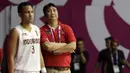 Pelatih Indonesia, Fictor Roring, mengamati permainan anak asuhnya saat melawan Korea Selatan pada laga Asian Games 2018 di Hall Basket GBK, Selasa (14/8/2018). (Bola.com/Peksi Cahyo)
