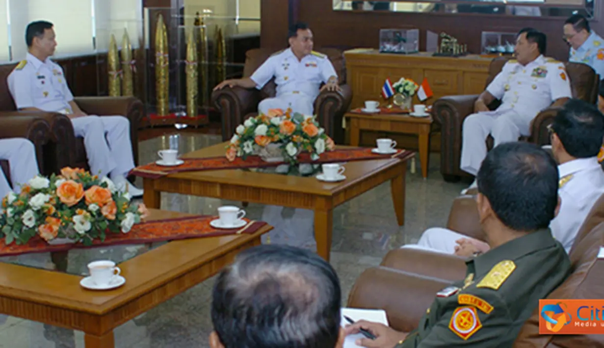Citizen6, Jakarta: Baik Panglima TNI dan Kasal Thailand, didampingi oleh Kasal Laksamana TNI Soeparno, Asintel Panglima TNI Mayjen TNI Tisna Komara, Deputy Chief, Staff Officer to C-in-C, RTN RADM Patchara Pumpiched. (Pengirim: Badarudin Bakri).