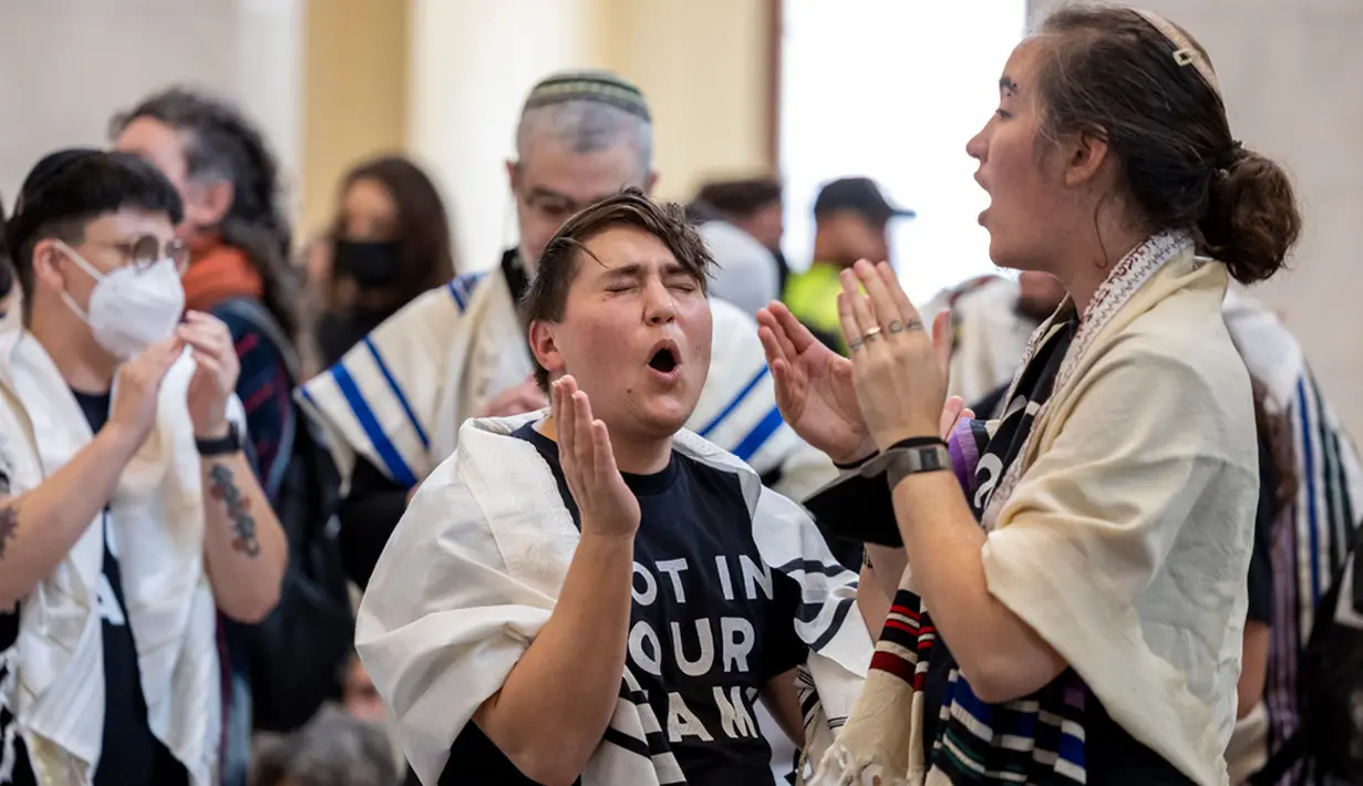 Massa juga mengarahkan pandangan mereka kepada Presiden AS Joe Biden, yang menurut mereka terlibat dalam pemboman balasan Israel yang telah menghancurkan lingkungan Gaza, memutus aliran air dan listrik, dan menyebabkan ribuan warga Palestina tewas, termasuk 700 anak-anak. (AP Photo/Amanda Andrade-Rhoades)