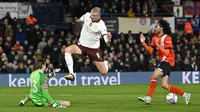 Pemain Manchester City, Erling Haaland (tengah) berusaha mencetak gol dihalau kiper Luton Town, Tim Krull pada laga putaran kelima Piala FA 2023/2024 yang berlangsung di Kenilworth Road Stadium, Luton, Inggris, Rabu (28/02/2024) dini hari WIB. (AFP/Justin Tallis)