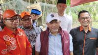 Presiden PKS, Ahmad Syaikhu saat mengikuti kegiatan penanganan sampah di Kampung 99, Kecamatan Limo, Kota Depok. (Liputan6.com/Dicky Agung Prihanto)