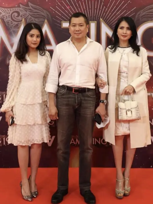 Berfoto bersama kedua orangtuanya, Valencia mengenakan mini dress ruffle warna putih. Dipadukan dengan heelsnya. @valenciatanoe