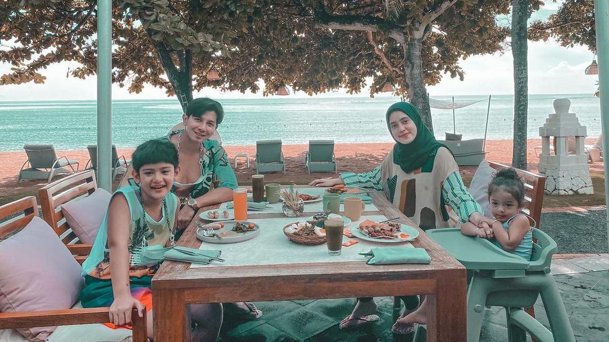 Pemotretan Keluarga Sonny Septian dan Fairuz A Rafiq yang Penuh Momen, Kenakan Outfit Senada