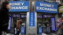 Orang-orang berjalan melewati biro penukaran mata uang di London, Senin, 26 September 2022. Pada awal perdagangan Asia, poundsterling turun mendekati 1,03 dolar AS sebelum mendapatkan kembali kekuatan untuk bangkit di angka 1,06 dolar AS pada Senin pagi. (AP Photo/David Cliff)