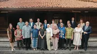 Karya 2 Maestro Batik Indonesia Dipamerkan pada Menteri Kebudayaan Prancis Rachida Dati