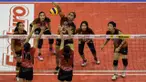 Pevoli Jakarta Elektrik PLN, Aprilia Manganang, melakukan smash saat melawan Jakarta Pertamina Energi pada final Proliga 2016 di Istora Senayan, Jakarta, Minggu (15/5/2016). (Bola.com/Vitalis Yogi Trisna)