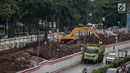 Pekerja mengerjakan pembangunan proyek kereta ringan LRT di Jalan HR Rasuna Said, Kuningan, Jakarta, Rabu (20/12). Proyek yang saat ini dalam proses pemasangan tiang tersebut ditargetkan selesai Desember 2018. (Liputan6.com/Faizal Fanani)