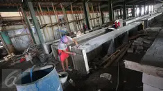 Pekerja menyelesaikan pembangunan Tempat Penampungan Sementara (TPS) Pasar Senen Blok VI sisi Jalan Bungur, Jakarta, Selasa (27/12). Pembangunan TPS Pasar Senen Blok VI ditarget selesai pada awal Januari 2017 mendatang. (Liputan6.com/Immanuel Antonius)