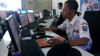 Petugas Area Traffic Control System (ATCS) sedang memantau sejumlah persimpangan lalu lintas di Kota Bandung, Jawa Barat. (Liputan6.com/Huyogo Simbolon)