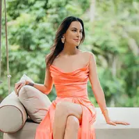 Sophia Latjuba membuktikan jika kita bisa tampil memsona di usia berapa saja, termasuk saat menyentuh di atas 50 tahun. Meski menyukai gaya sleek dan simple, Sophia juga mencintai gaun-gaun indah berpotongan klasik atau modern. (Foto: Instgaram @sophialatjuba)