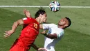 Perebutan bola antara Daniel Van Buyten (Belgia - kiri) dan Al Arabi Soudani (Aljazair) saat berlaga di penyisihan Piala Dunia Grup H di Stadion Mineirao, Belo Horizonte, Brasil, (17/6/2014). (REUTERS/Leonhard Foeger)