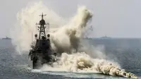 Sebuah kapal perang Rusia melintasi Laut Hitam sebagai bagian dari latihan militer (Sergel Savostyanov/TASS)
