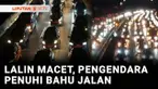 Ruas tol Cipularang, Purwakarta yang dipenuhi kendaraan menuju Jakarta. Saking padatnya arus lalu lintas, banyak pengendara sampai-sampai menggunakan bahu jalan.